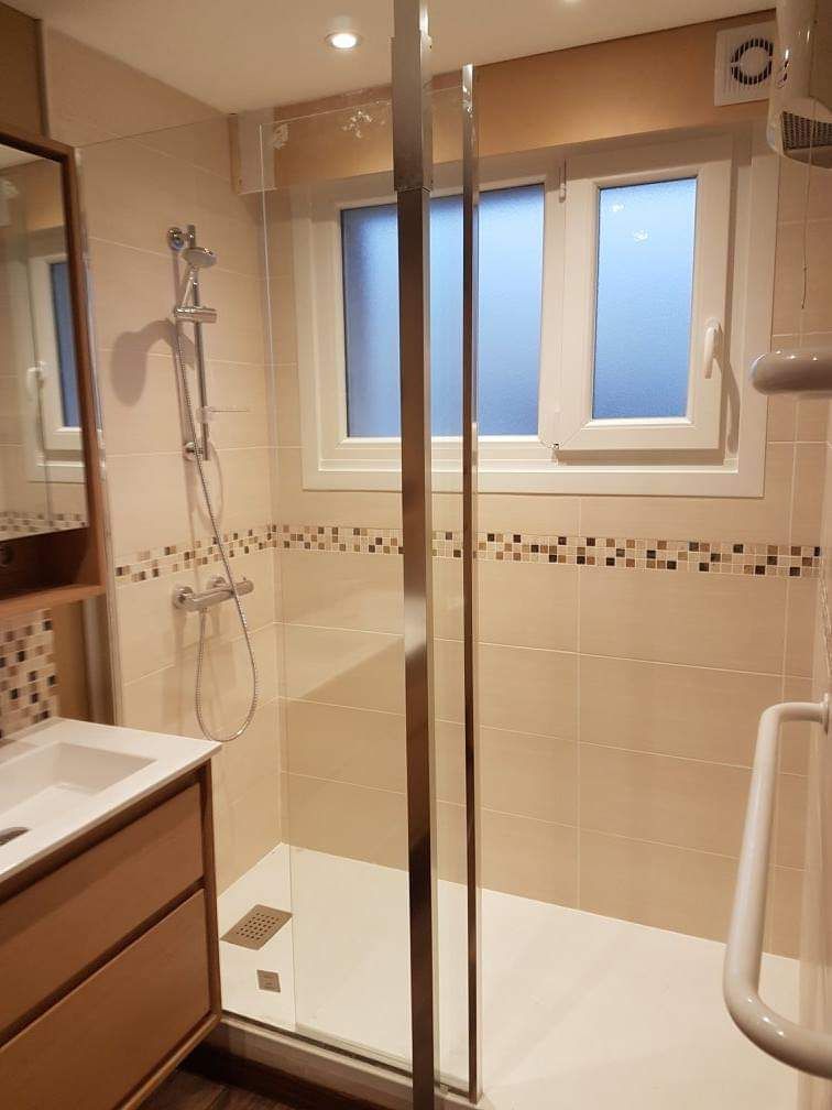 Une salle de bain adaptée à une personne à mobilité réduite (PMR)