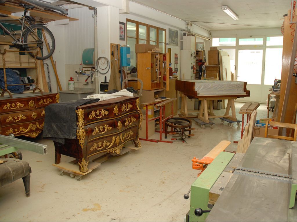 Commodes et piano en restauration - Kauffmann Serge Ebénisterie