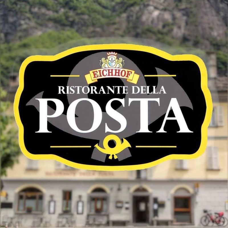 Un cartello che dice ristorante della posta davanti a un edificio
