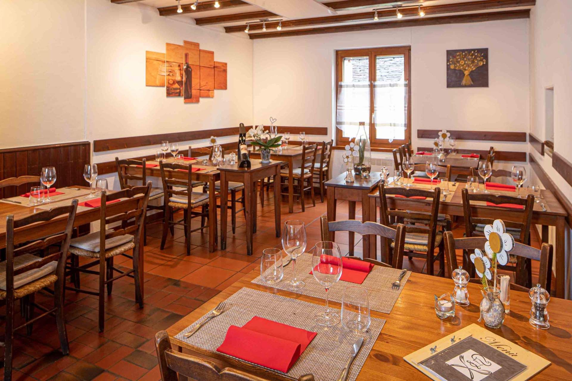 C'è una fontana al centro del giardino.