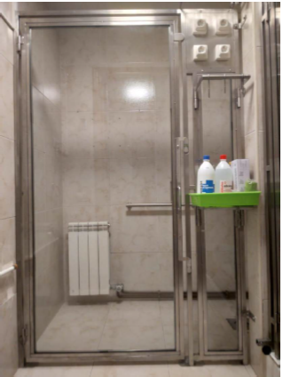 Un perro está nadando en una piscina.