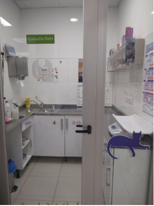 Un estante con un montón de juguetes y ropa encima.