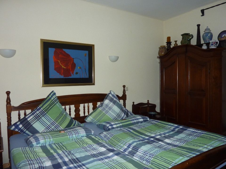 dekoriertes Zimmer mit Doppelbett, Gemälde, Schrank und Dekoration