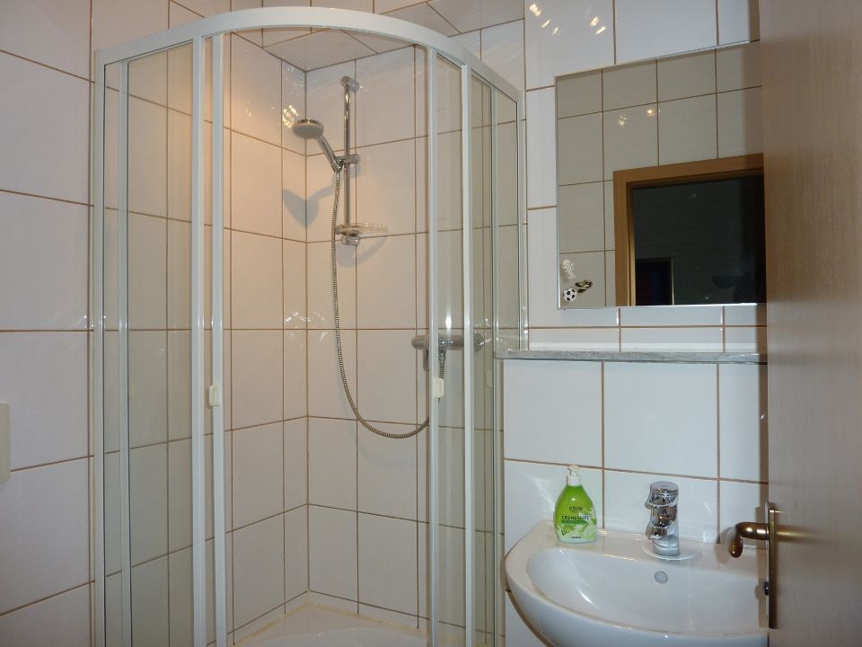 Badezimmer mit Dusche und Waschbecken in der Pension Traumstation Niederrhein Inh. Gerd Gärtner