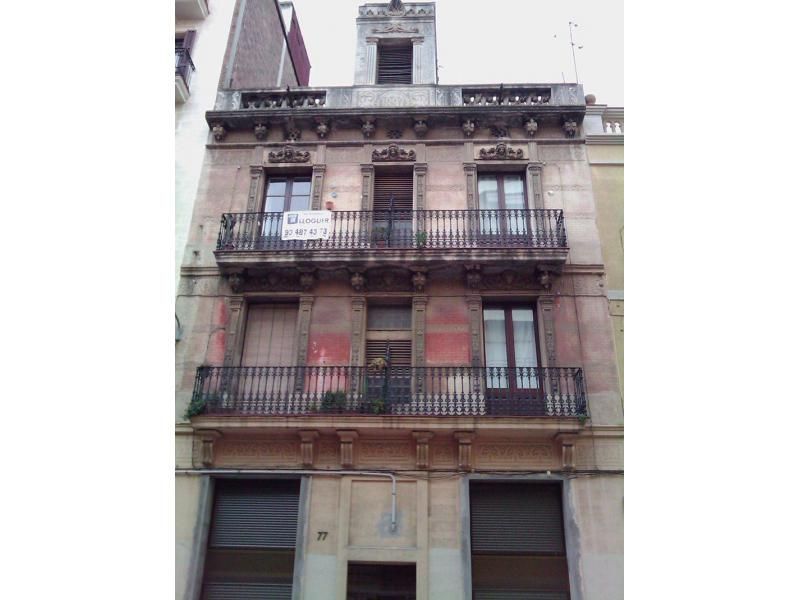 Un edifici amb balcons i un rètol que diu