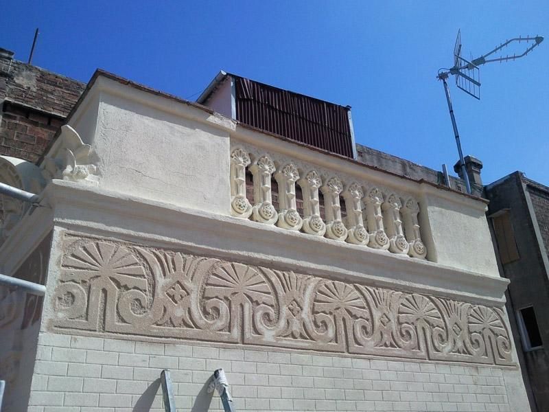 Un edifici amb balcó i antena al sostre