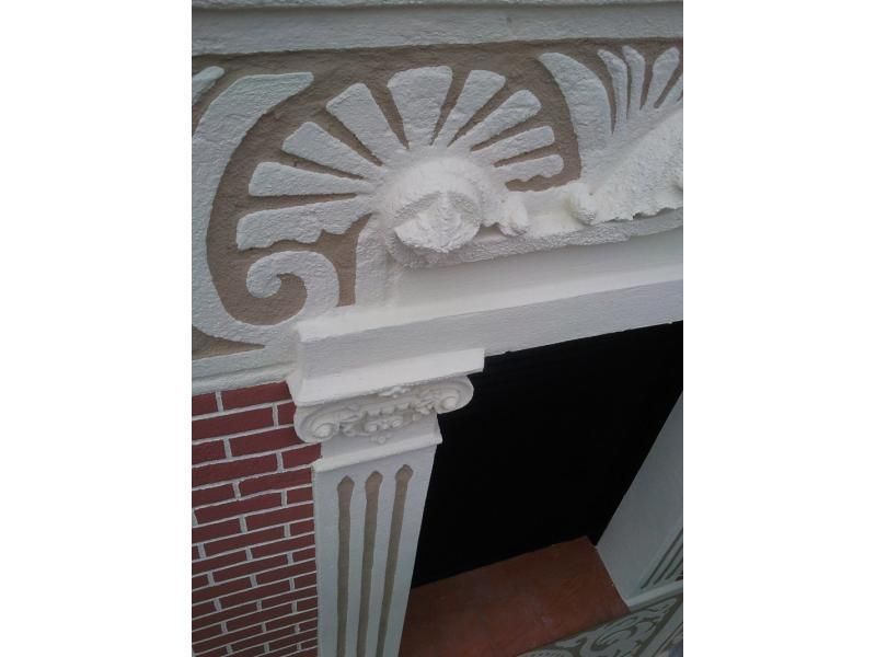 Un primer pla d'una llar de foc amb una paret de maons al fons.