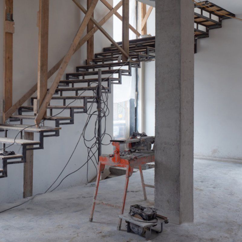 S'està construint una escala en una habitació buida