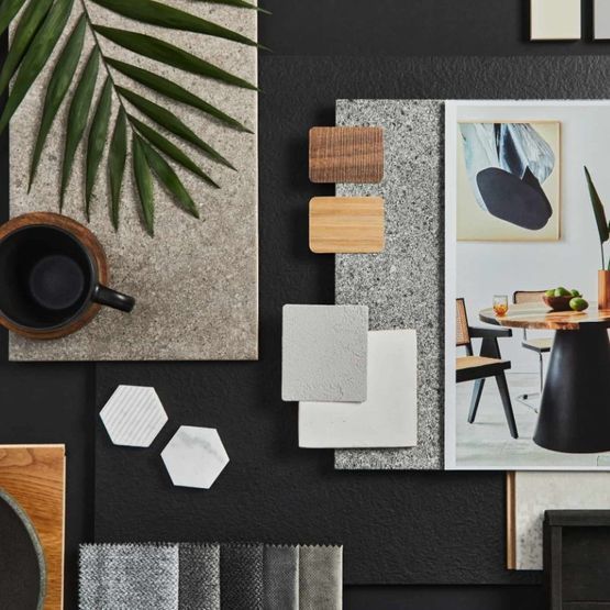 Un collage de diferents tipus de materials i una imatge d'una taula