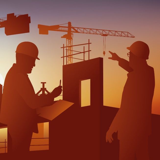 Dos treballadors de la construcció estan drets davant d'un edifici en construcció