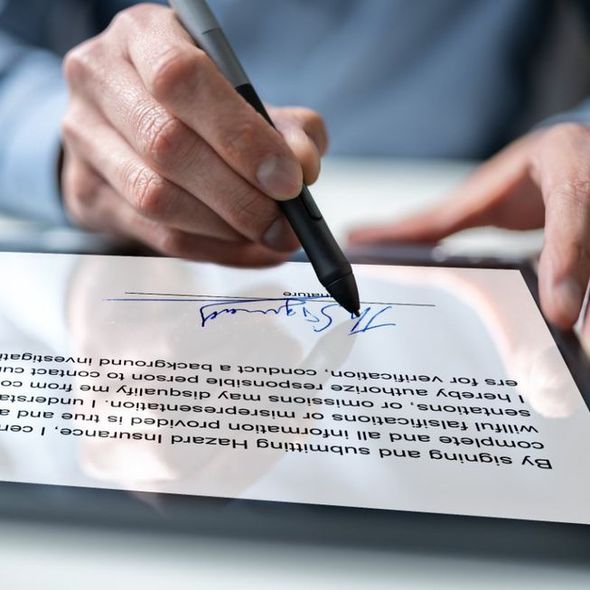 Una persona està escrivint en un tros de paper que diu 7 signat