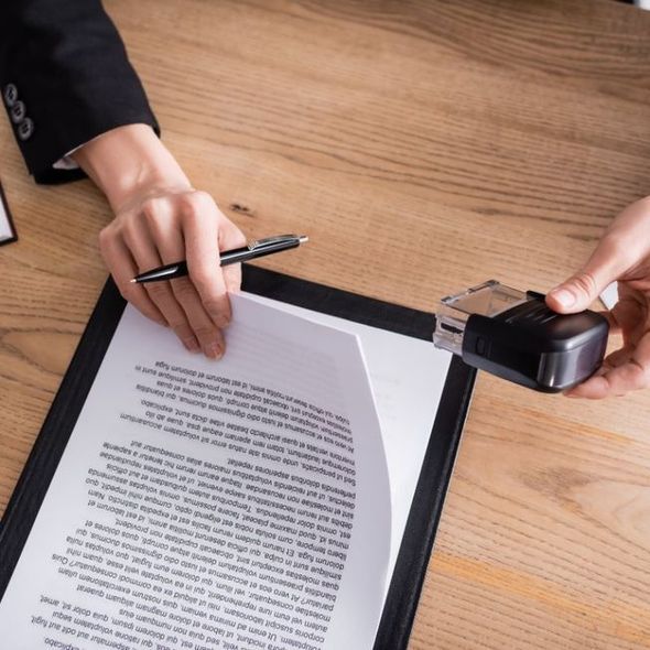 Una persona està posant un segell en un tros de paper