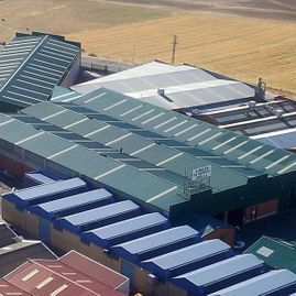 Una vista aérea de un gran edificio con muchos techos.
