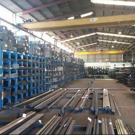 Un gran almacén lleno de muchas piezas de metal.