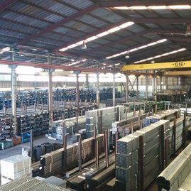 Un gran almacén lleno de muchas cajas y una grúa.