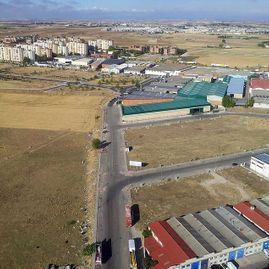 Una vista aérea de una ciudad con muchos edificios y campos.