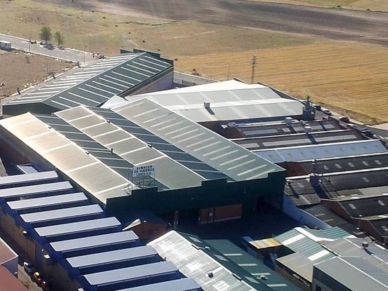 Vista aérea de un edificio con techo verde.