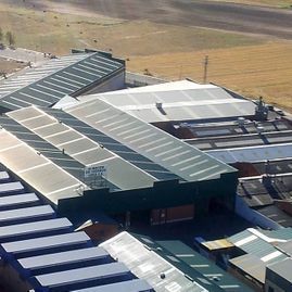 Una vista aérea de un gran edificio con muchos techos.