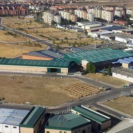 Una vista aérea de una ciudad con muchos edificios y muchos techos verdes.