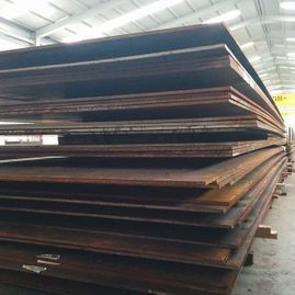 Una pila de láminas de metal colocadas una encima de otra en un almacén.