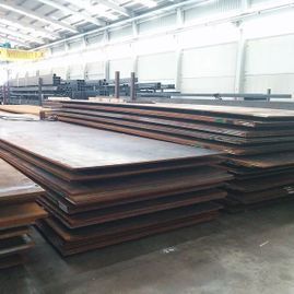 Un almacén lleno de pilas de placas de acero.