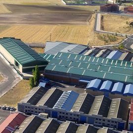 Una vista aérea de un almacén con muchos edificios y techos.