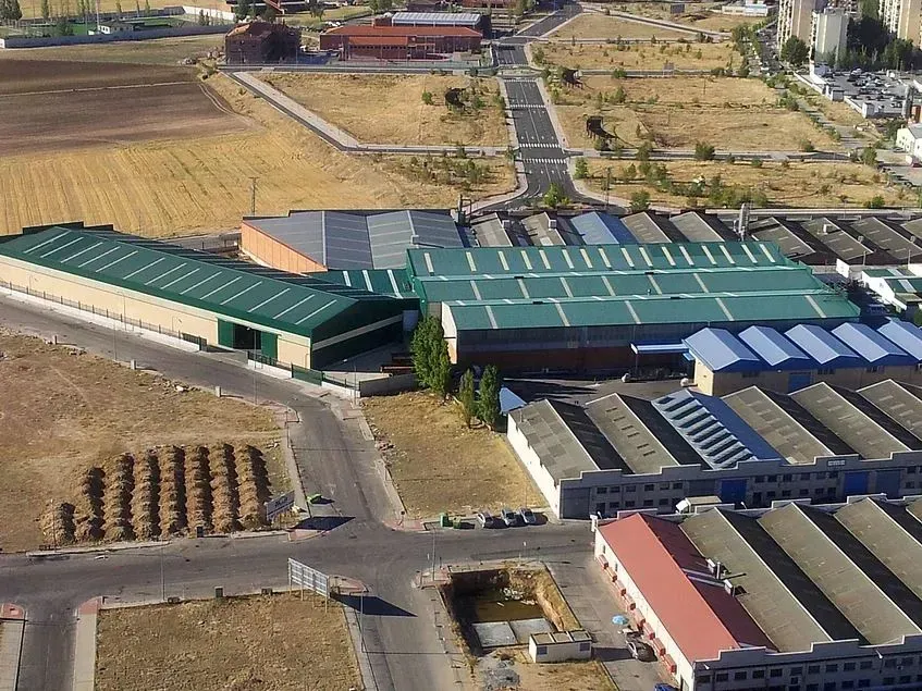 Vista aérea de un almacén con techo verde.