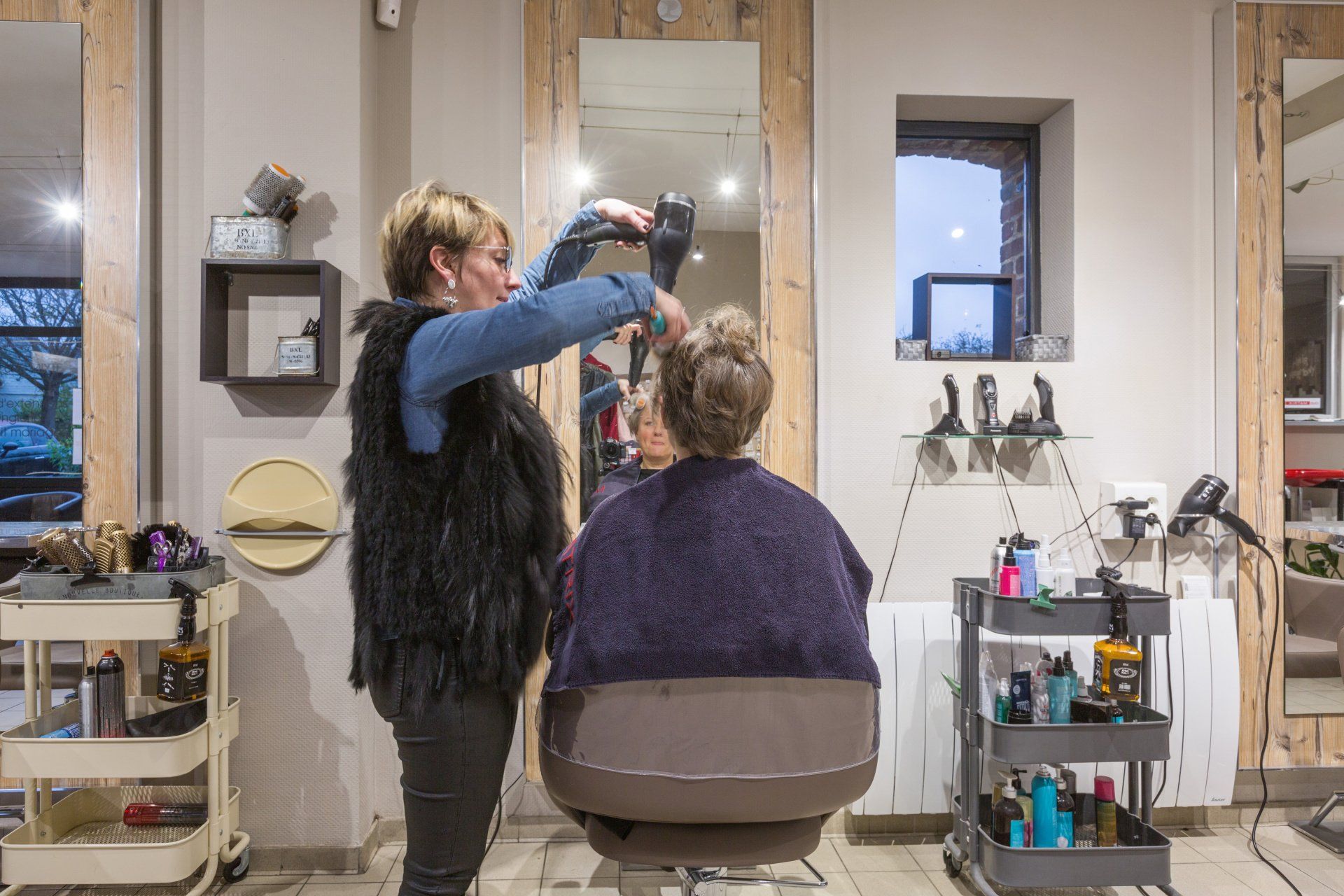 Brushing sur une cliente