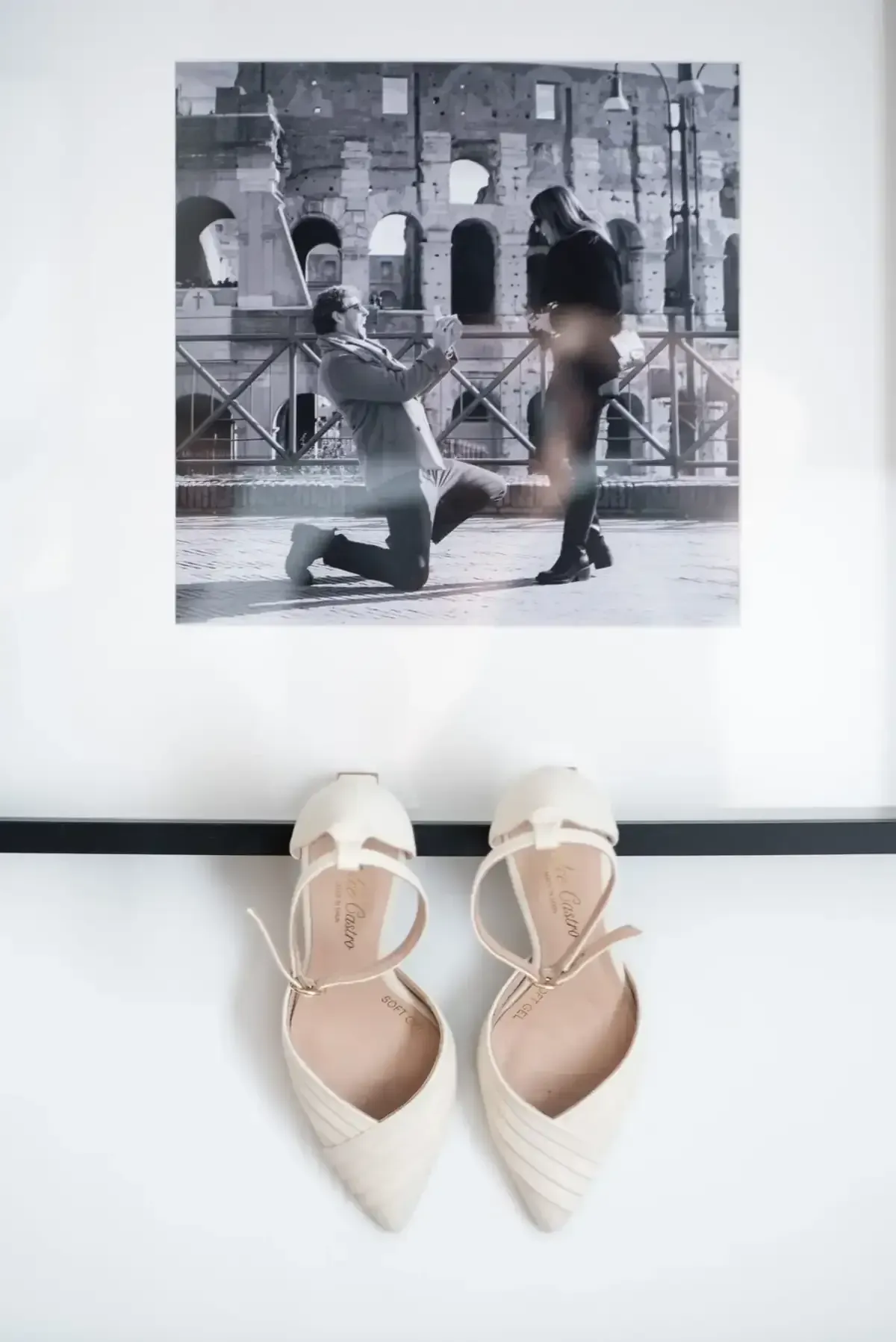Zapatos de tacón blancos de punta bajo una fotografía en blanco y negro 