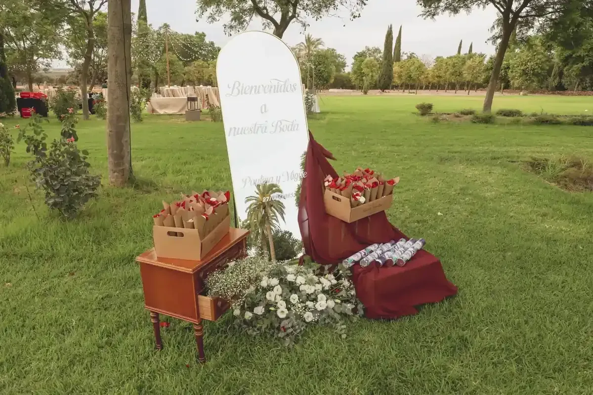 Exhibición conmemorativa al aire libre con cartel de boda