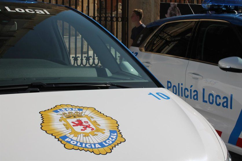 Un primer plano del capó de un coche de la policía local.