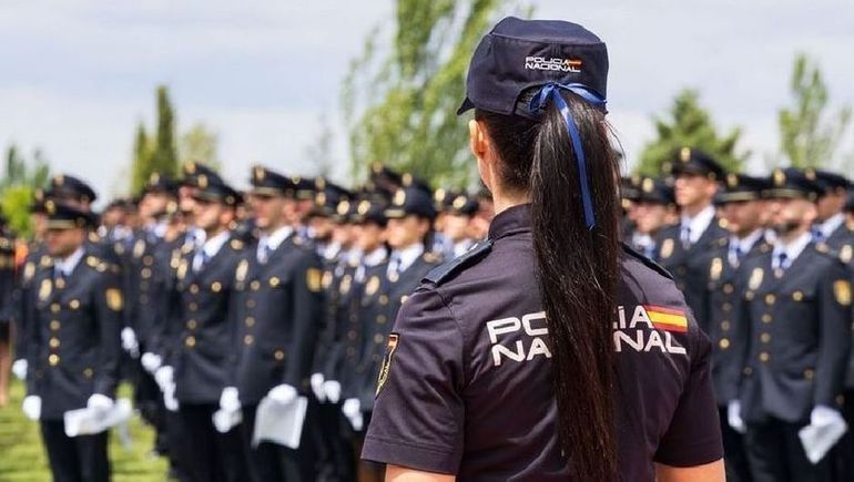 Un grupo de policías están formando una fila.