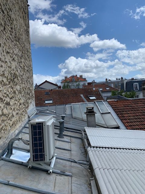 Installation d'une unité extérieure sur un toit