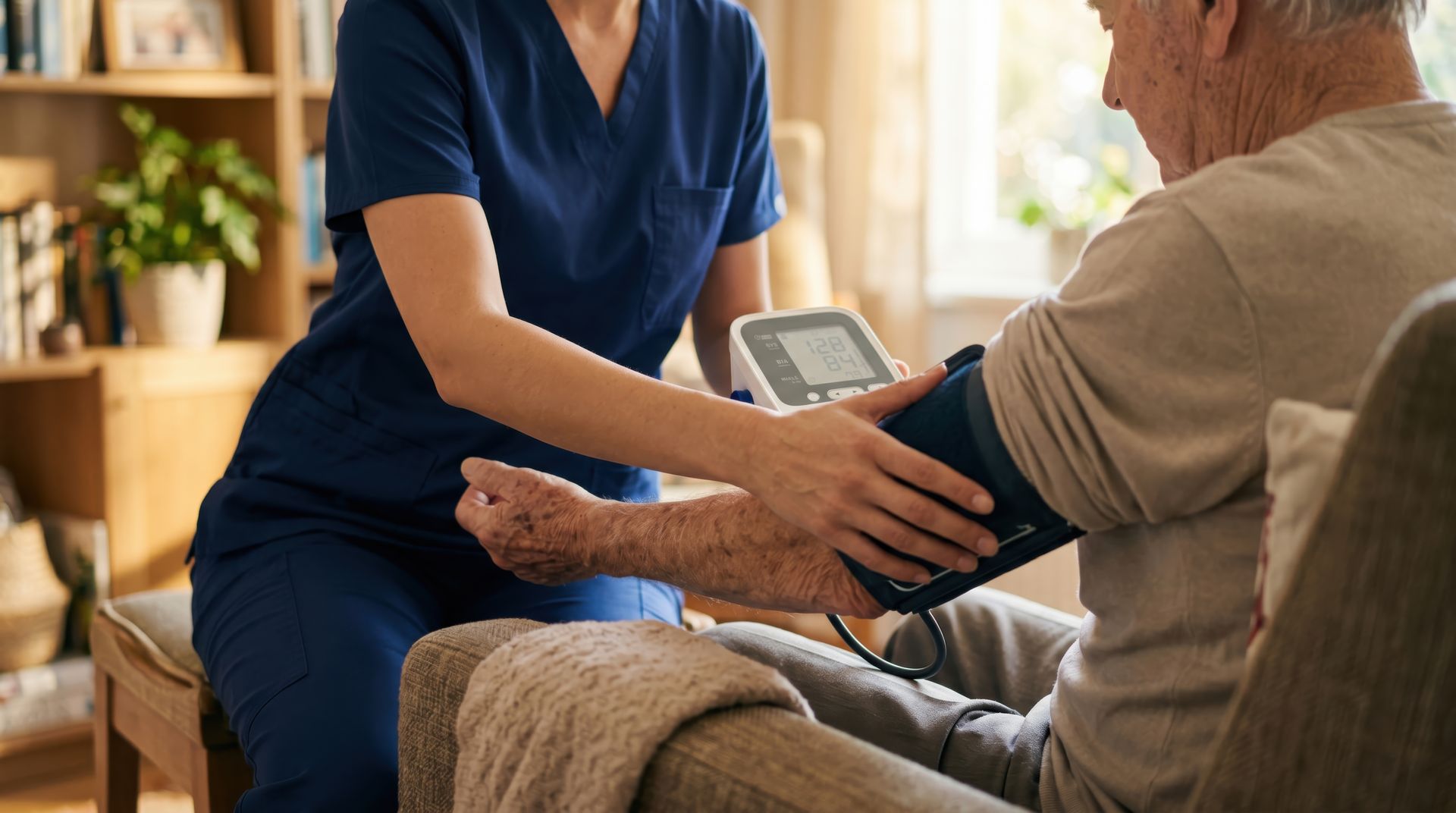 Une infirmière prend la tension artérielle d'un patient assis dans un salon