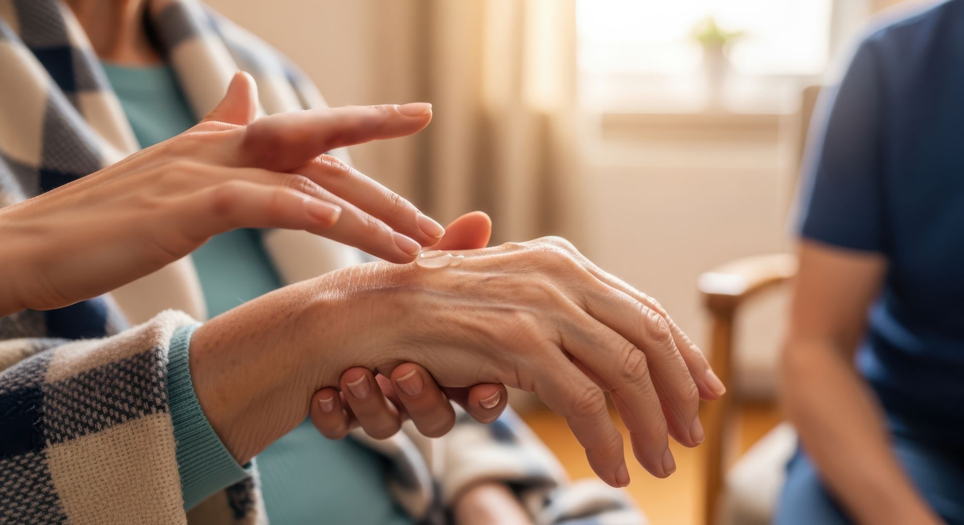 Des mains pointant du doigt les mains jointes d'une personne assise dans une pièce lumineuse, suggérant une conversation ou un soutien