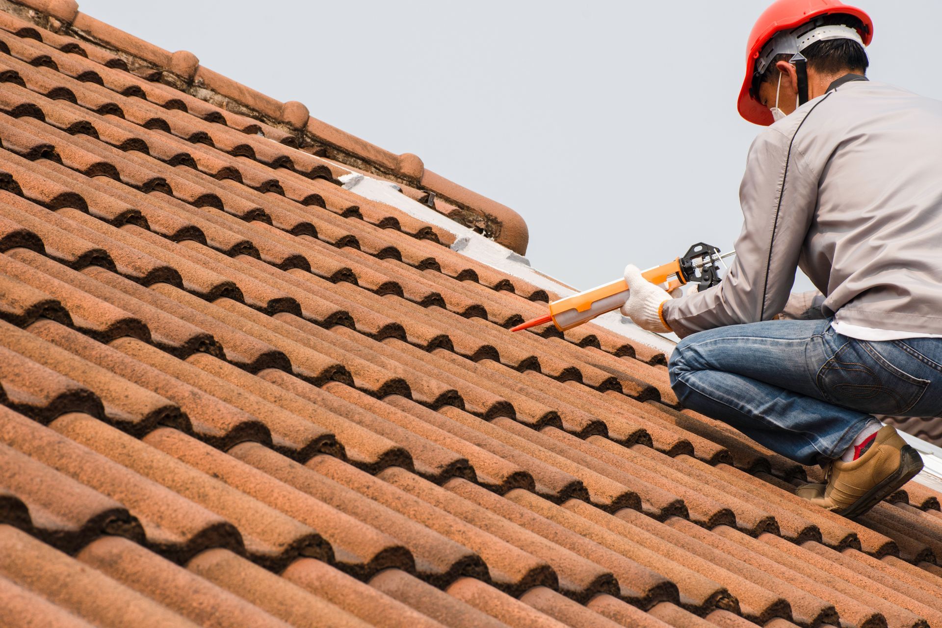 Application de produit imperméabilisant sur une toiture