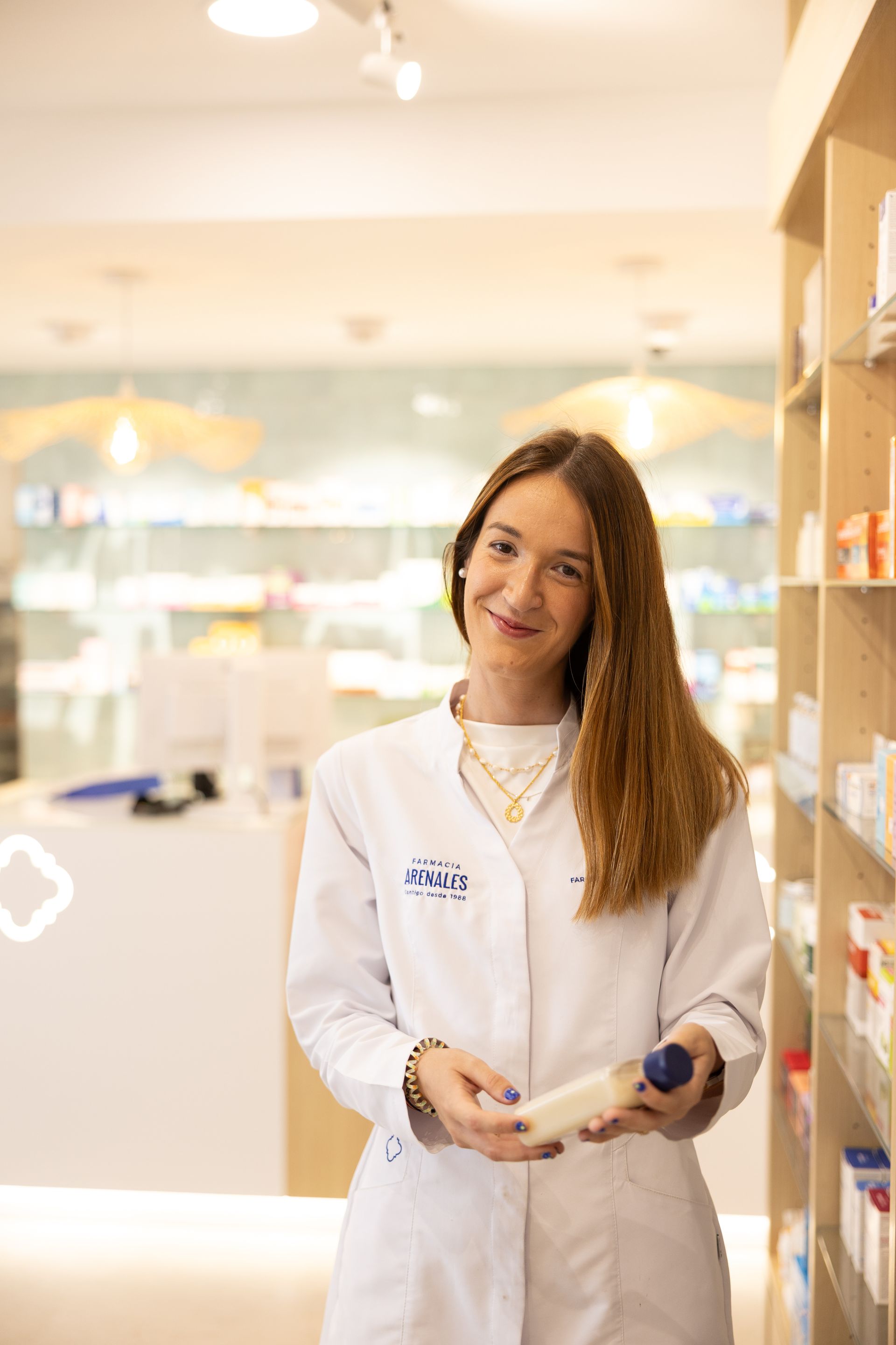 El frente de una farmacia con un cartel verde que dice farmacia