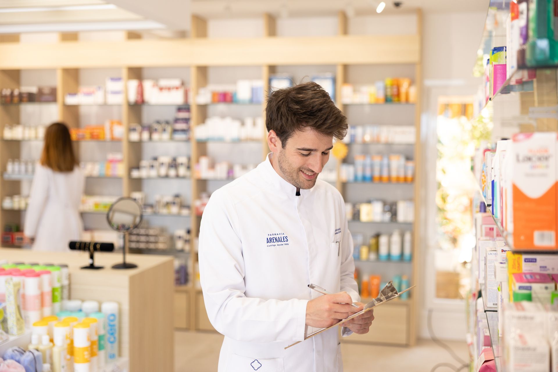 Una vista del océano desde un mirador con palmeras en primer plano.