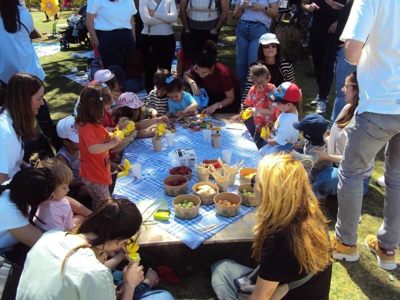 Un grupo de personas está haciendo un picnic en el parque.