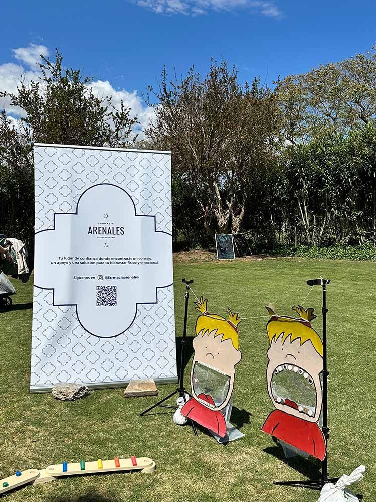 Un par de personajes de dibujos animados parados uno al lado del otro en un campo.