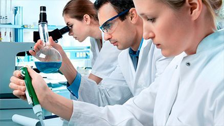 Un grupo de científicos está trabajando en un laboratorio.