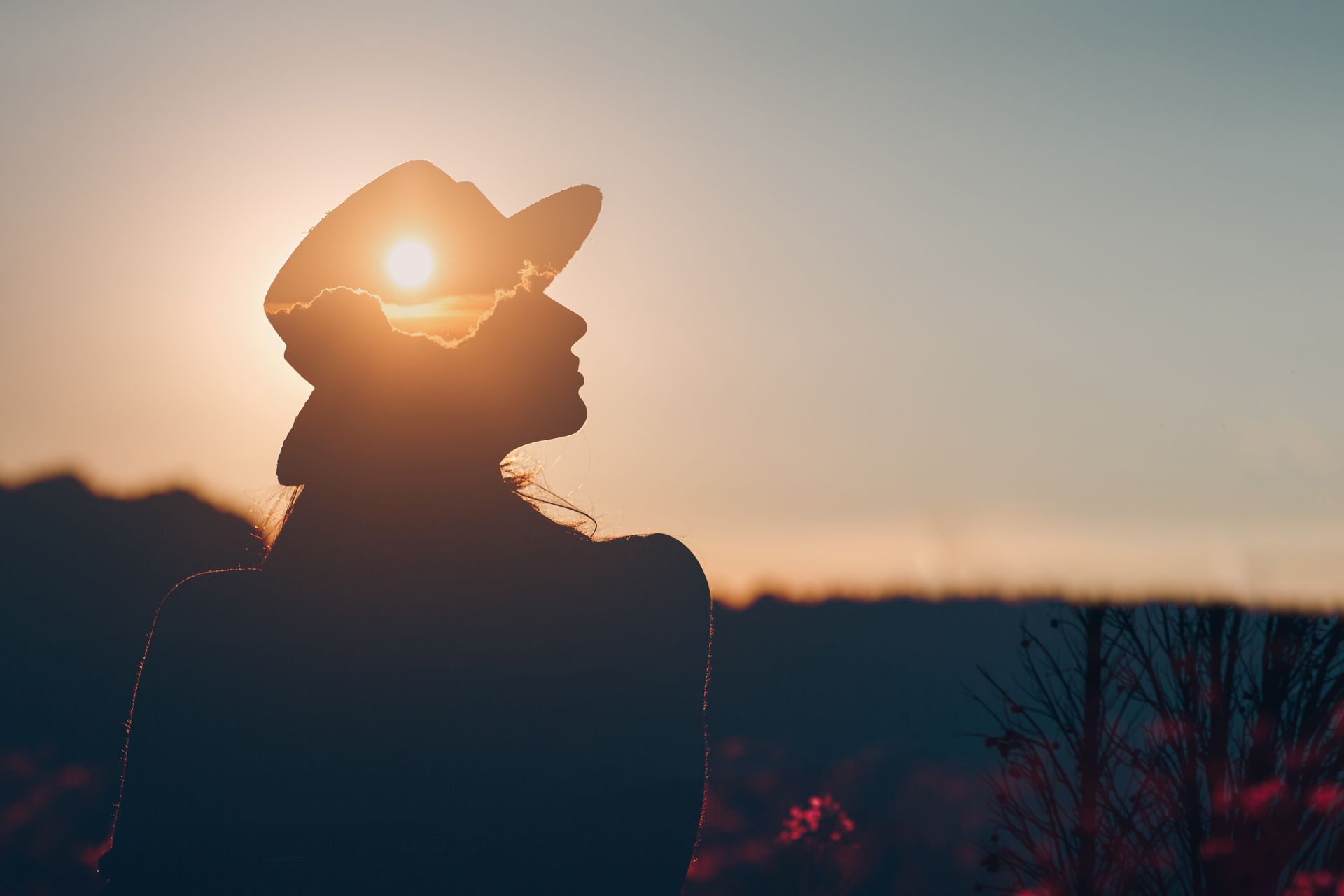 Le profil d'une femme avec un soleil