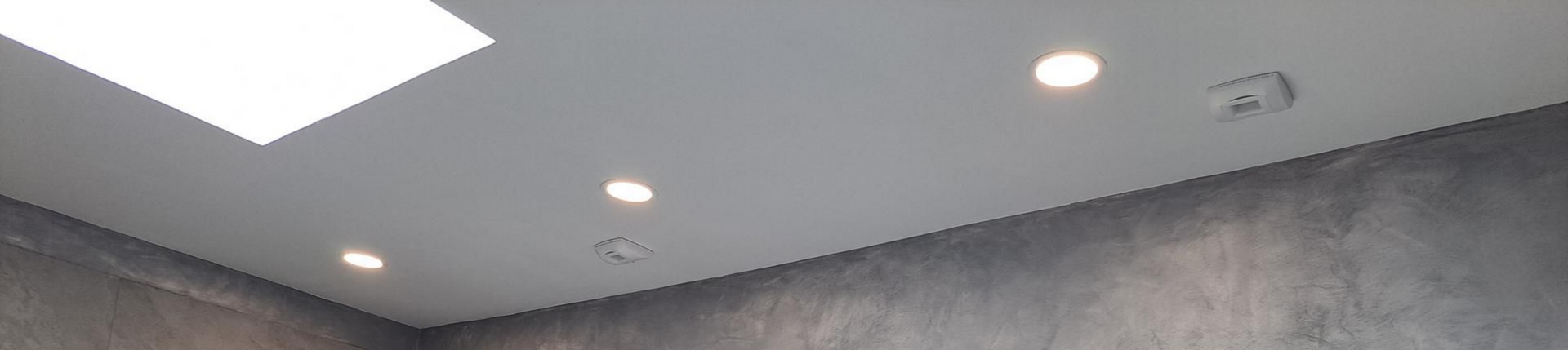 Des spots lumineux sur un plafond de salle de bain.