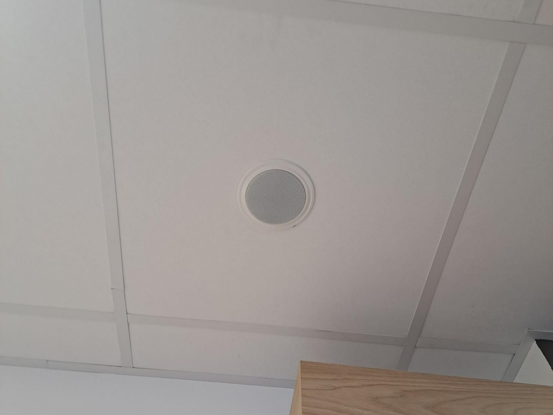 Plafond blanc avec VMC encastré.