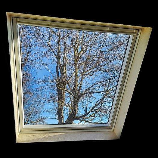 Pose de velux, une vue sous les toits
