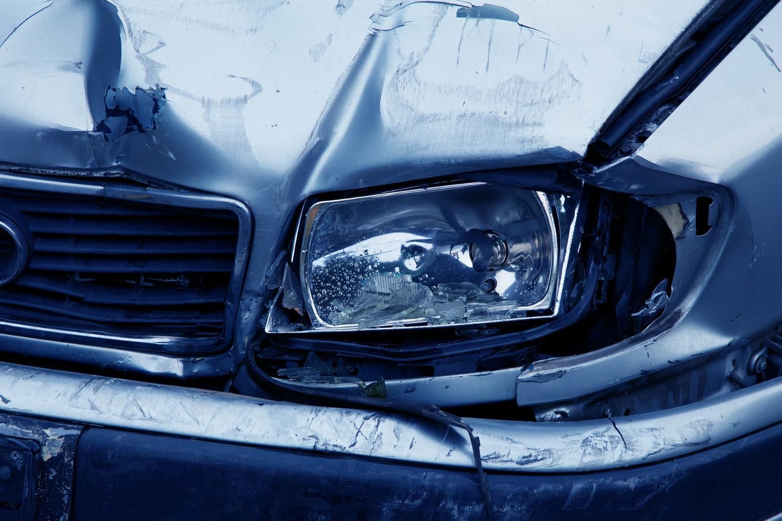 Voiture accidentée avec phare éclaté
