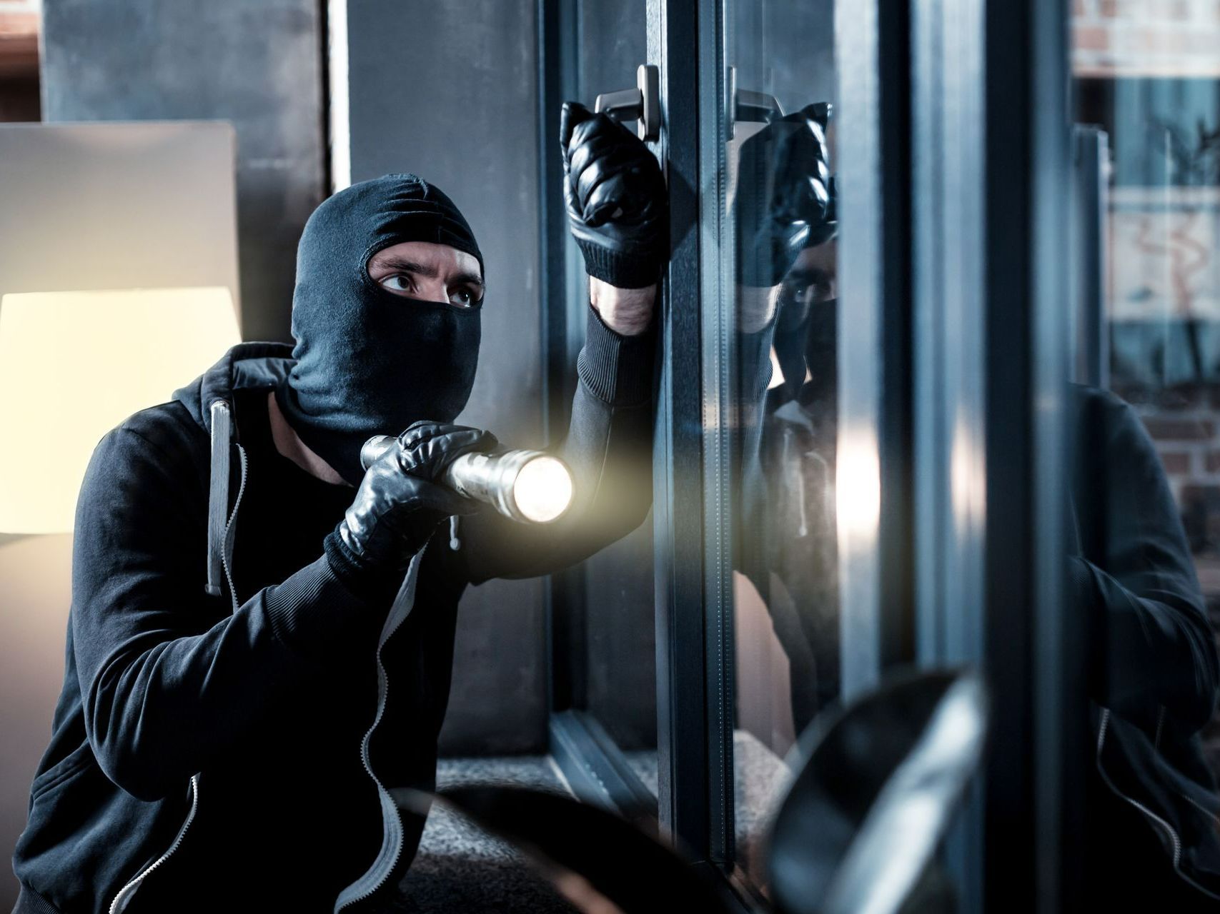 Voleur entrant dans une maison