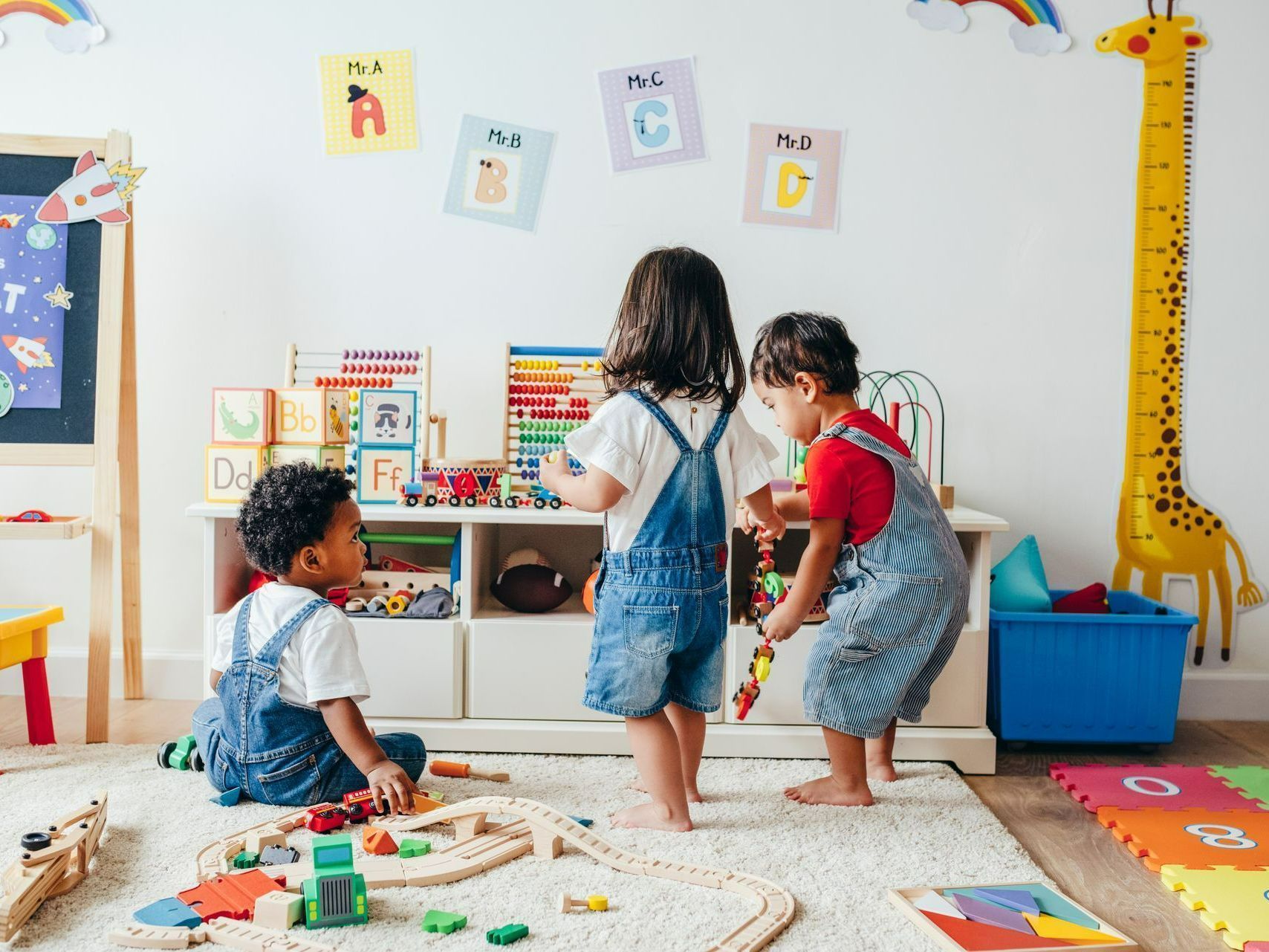 Trois enfants jouant dans une salle de jeu