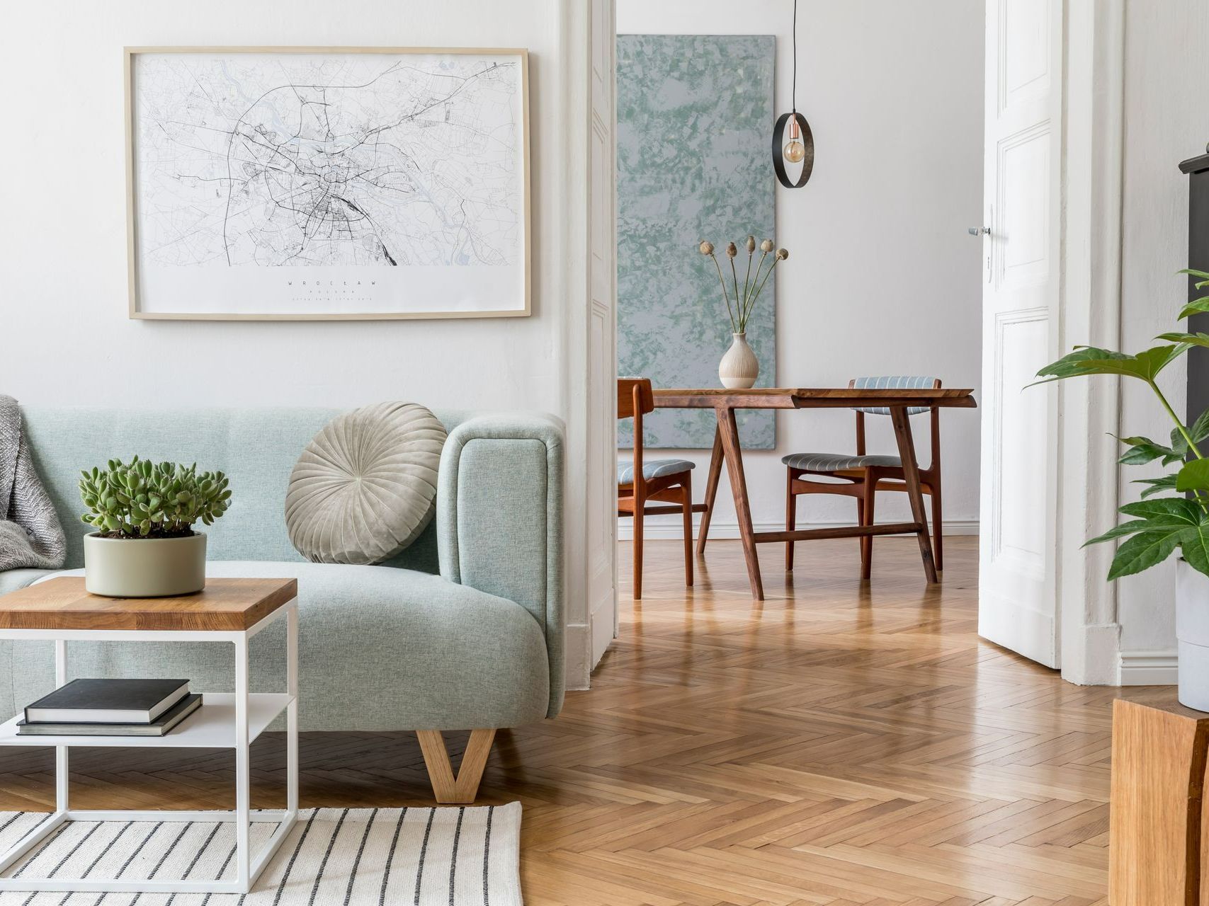 Intérieur de salon avec vue sur canapé et table