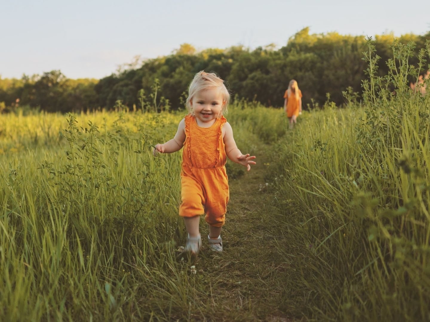 Enfants dans un près